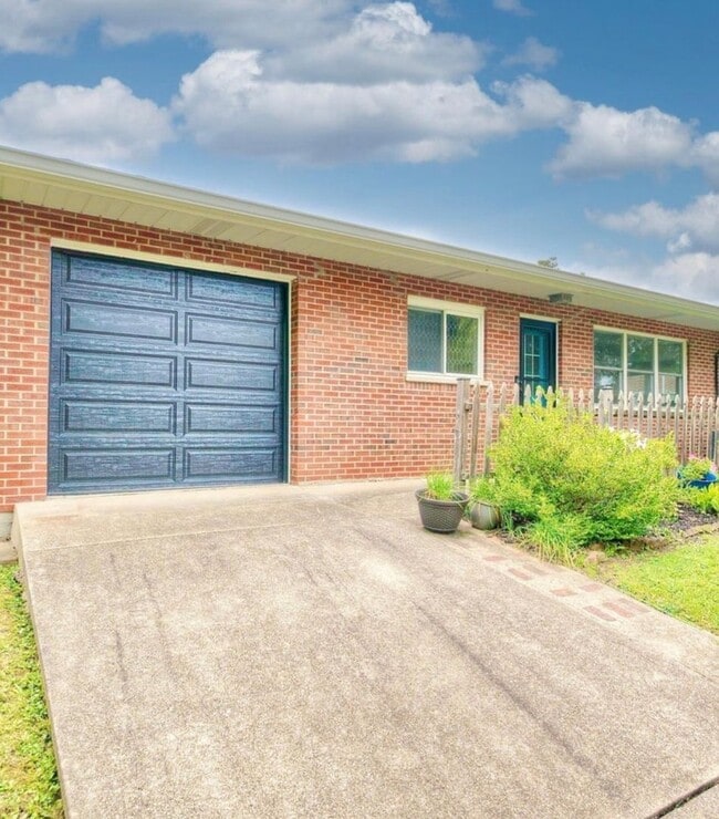 Building Photo - 2401 Carlisle Ave