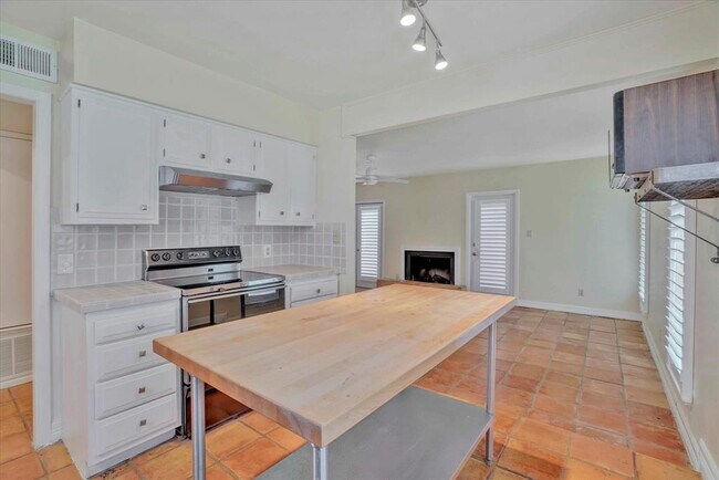 Building Photo - 3611 Las Colinas Dr