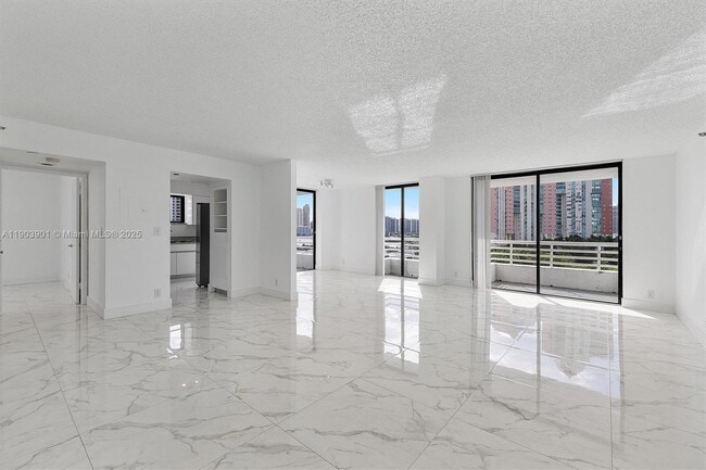 Foto del edificio - 3300 NE 192 St