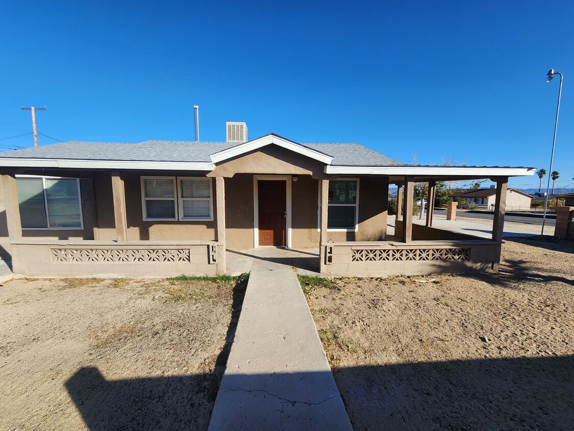 Foto principal - REMODELED 4 BEDROOM 2 BATH WITH 3 CAR GARAGE!