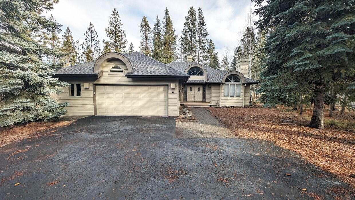 Primary Photo - Furnished Sunriver 3 Bedroom Home Availabl...