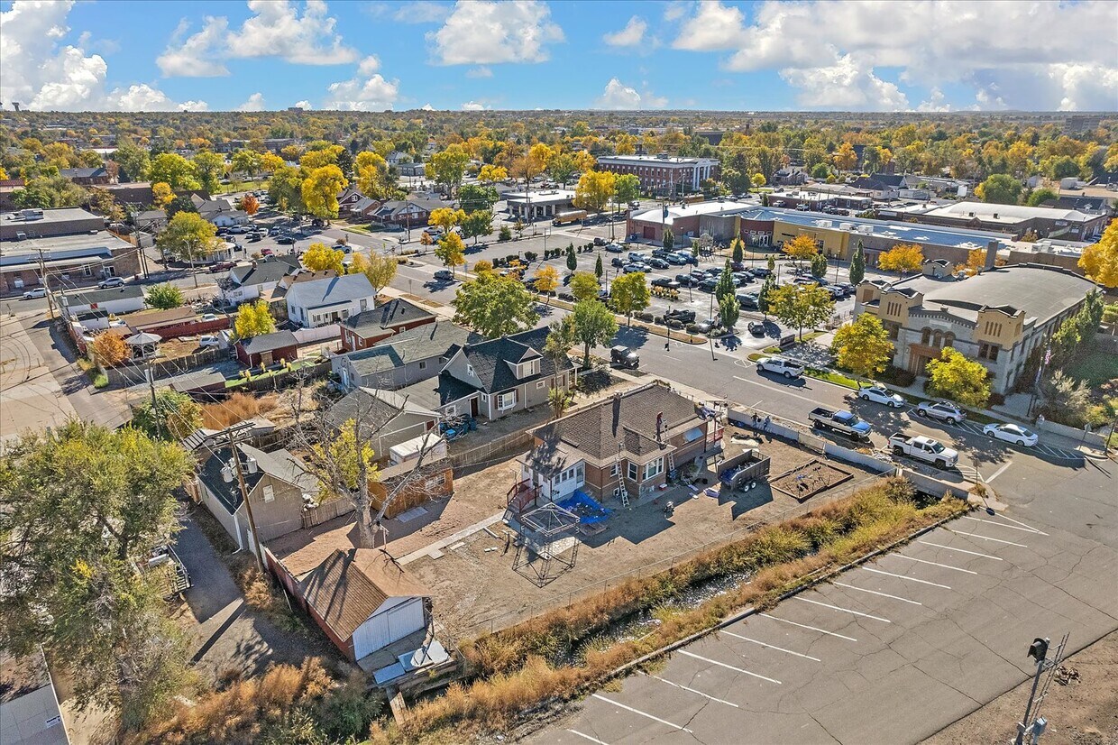 Primary Photo - 301 Strong St