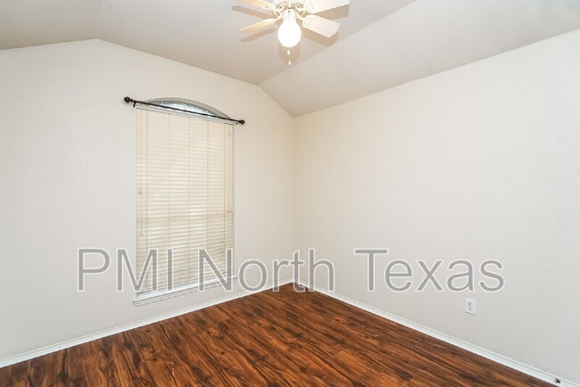 Building Photo - 10706 Robincreek Ln