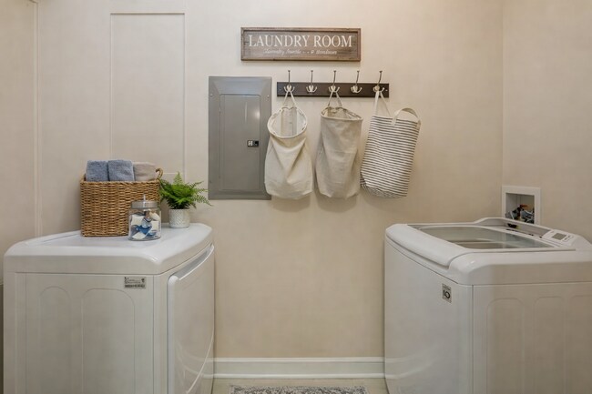 Foto del edificio - Beautiful 1-Bedroom Condo with Detached Garage in Eastwood Village Complex (Water Included)