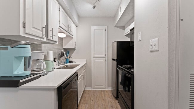 Foto del edificio - 813 W N Loop Blvd