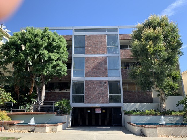 Building Photo - 7949 Selma Ave