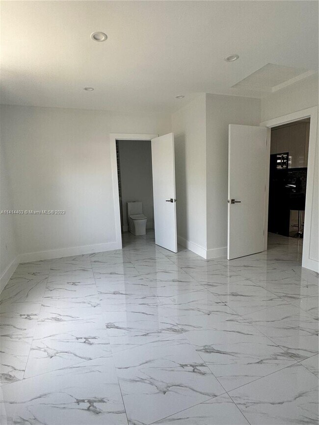 Foto del edificio - 2968 SW 16th St