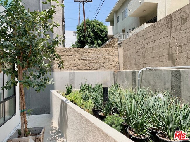 Foto del edificio - 1822 Overland Ave