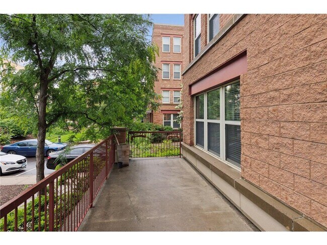 Building Photo - 645 N 1st St