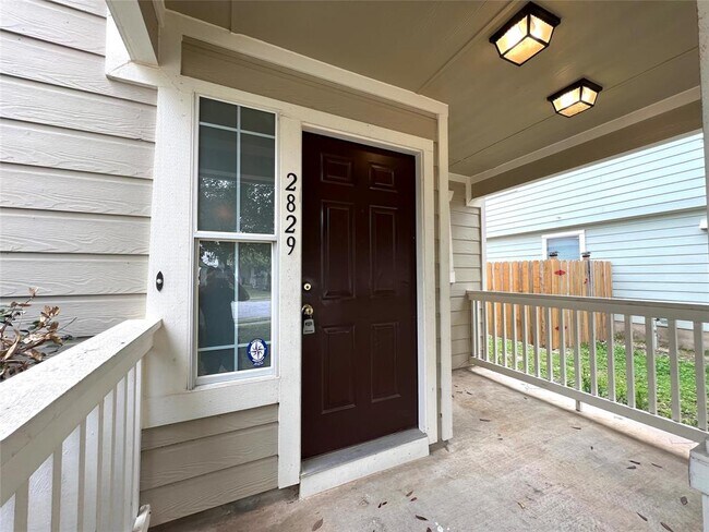 Foto del edificio - 2829 Deerfern Ln