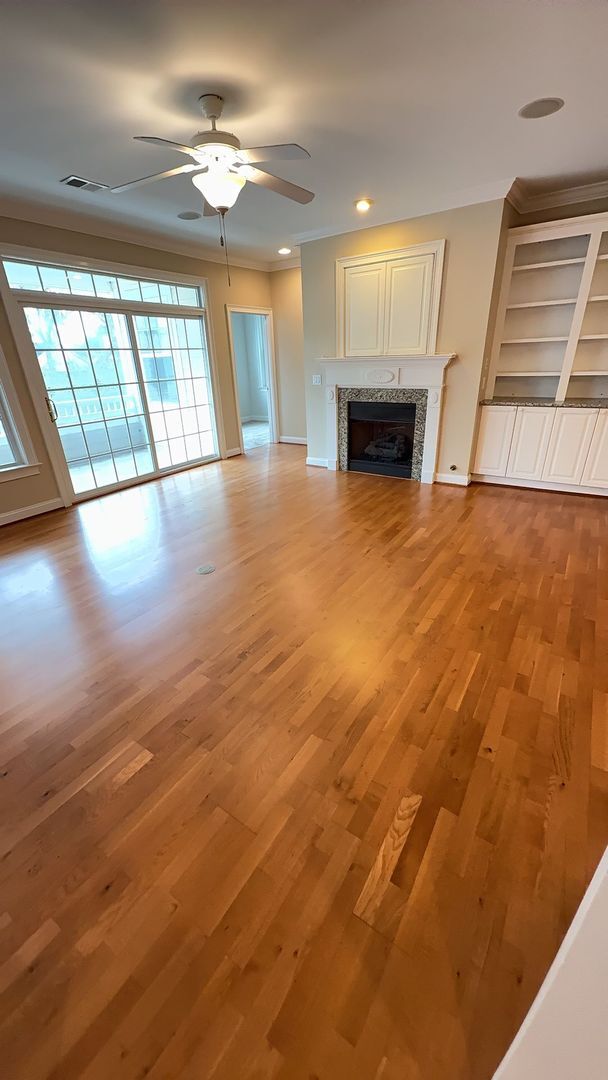 Building Photo - Second Floor Flat with 3 BR/ 3 BA and a 2 ...