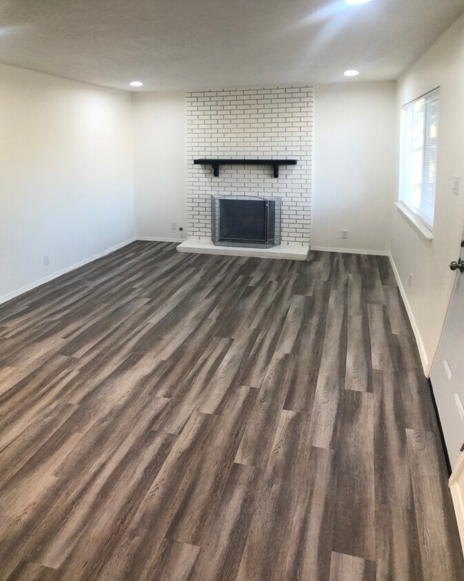 Living Room 15 1/2 x 13 - new floors & paint - 3919 Ortiz Ct NE