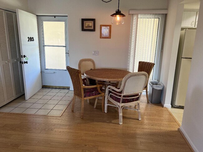 Comedor - 1860 Robalo Dr