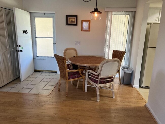 Dinning - 1860 Robalo Dr