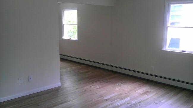 Building Photo - 831 Squires Ave