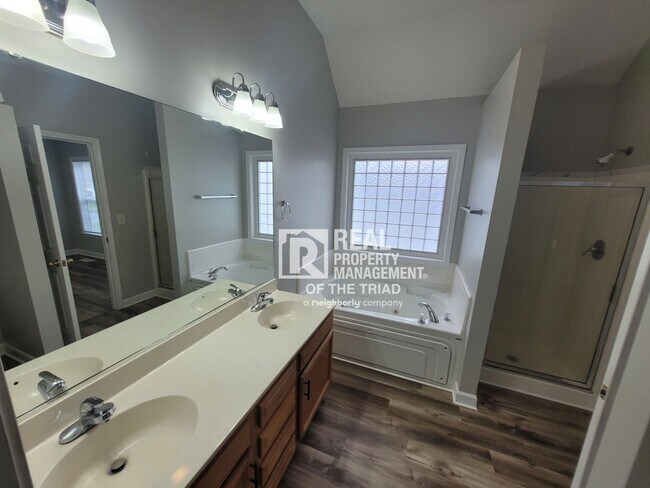 Foto del edificio - Newly Renovated Now Ready! One level 3BR/2...