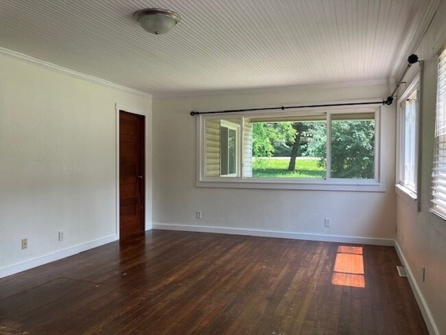 Foto del edificio - 3-Bedroom 1 Bathroom Lake House!