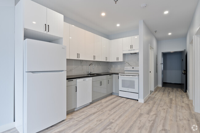 2BR, 1BA - 950SF - Kitchen - Marketplace Apartments