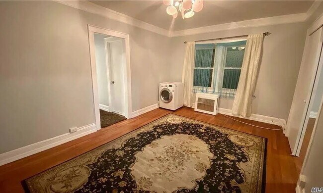 Foto del edificio - "Charming 3-Bedroom Unit in Queens – Spacious 900 Sq Ft Living!"