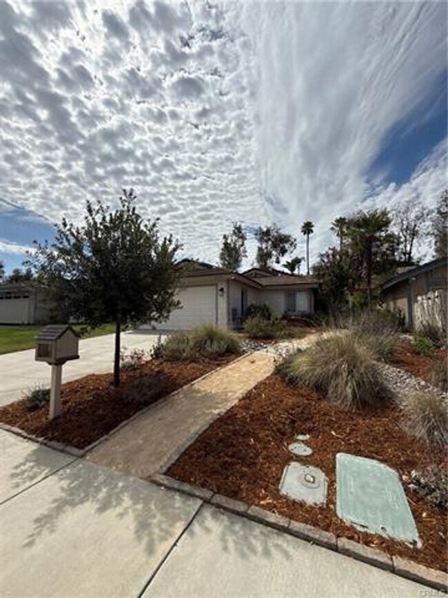 Building Photo - Charming single-story home