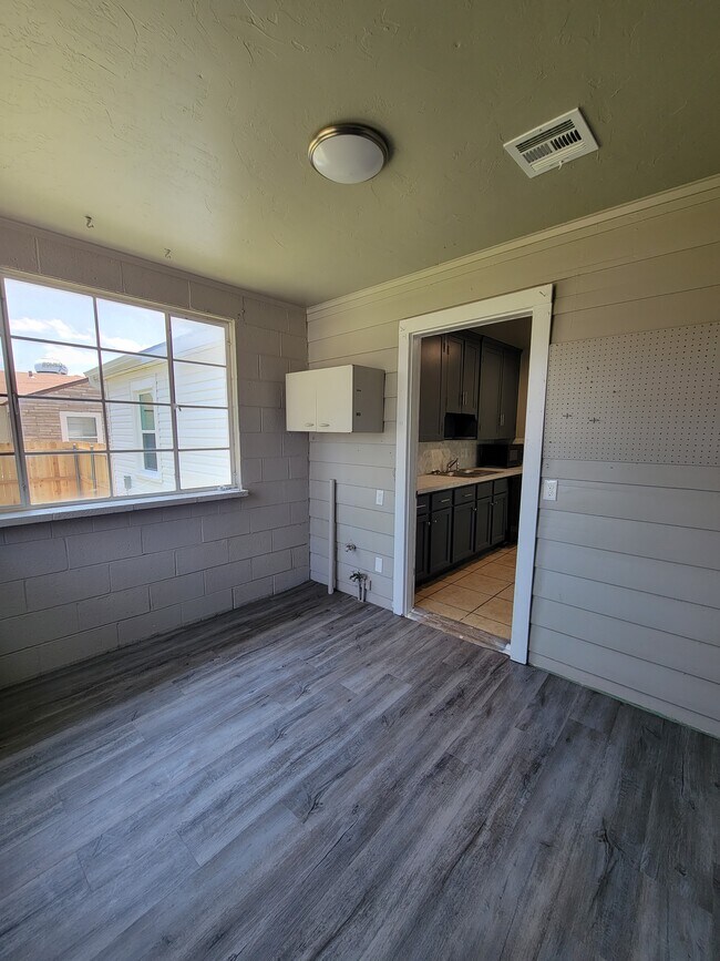 Large laundry room - 504 N Marshall Dr