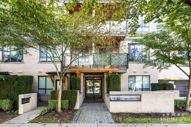 Photo du bâtiment - Beautiful 1 Bedroom Top-Floor Condo with Soaring 11-Foot Ceilings in Guildford