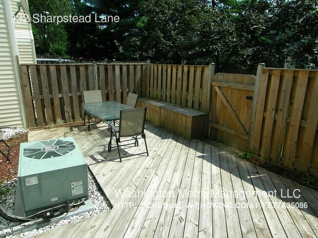Building Photo - Beautifully Updated Townhome