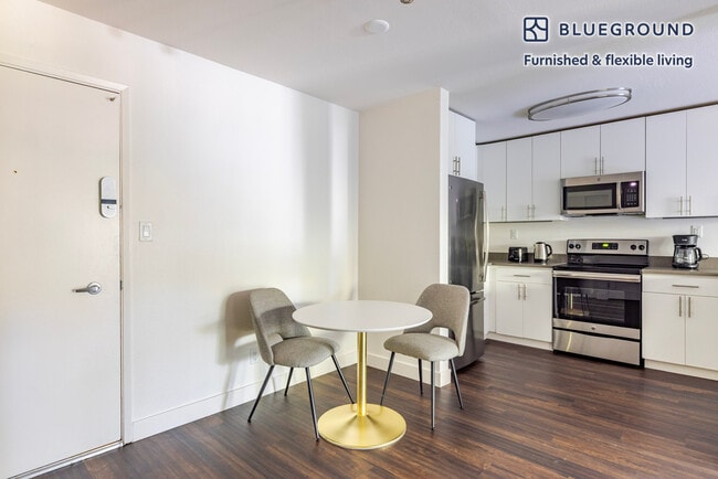 Building Photo - 655 S Fair Oaks Ave