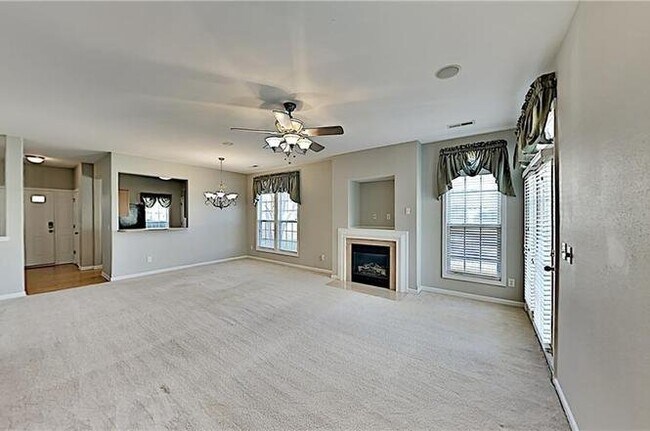 Building Photo - 5990 Fox Point Cir