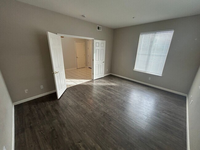 Foto del edificio - Spacious 3-Bedroom Home with Large Office and Loft