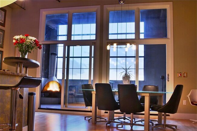Comedor y patio - 4100 Forest Park Ave