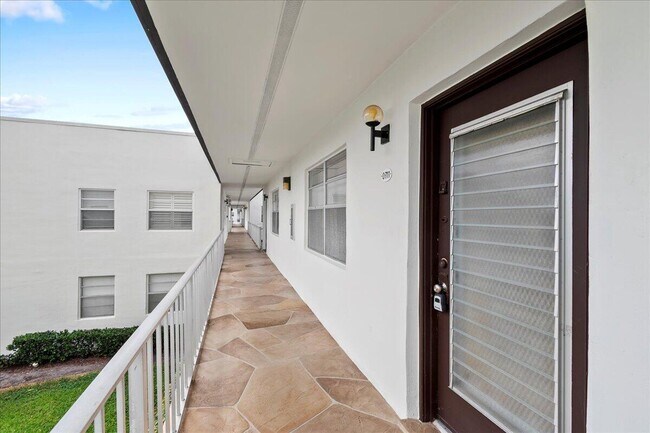 Foto del edificio - 711 Normandy Ln