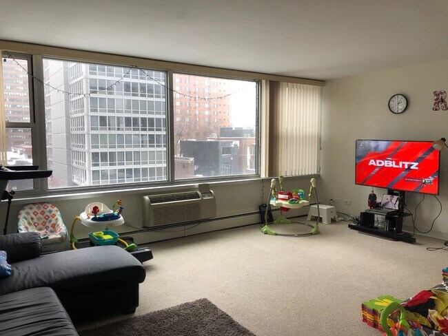 Foto del edificio - 336 W Wellington Ave