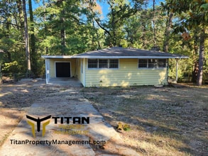 Building Photo - 719 Forest Ln