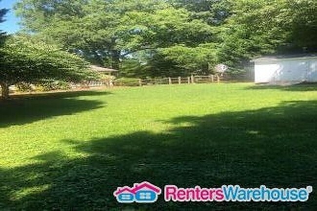 Building Photo - 3 bedrooms and 2 full bath home