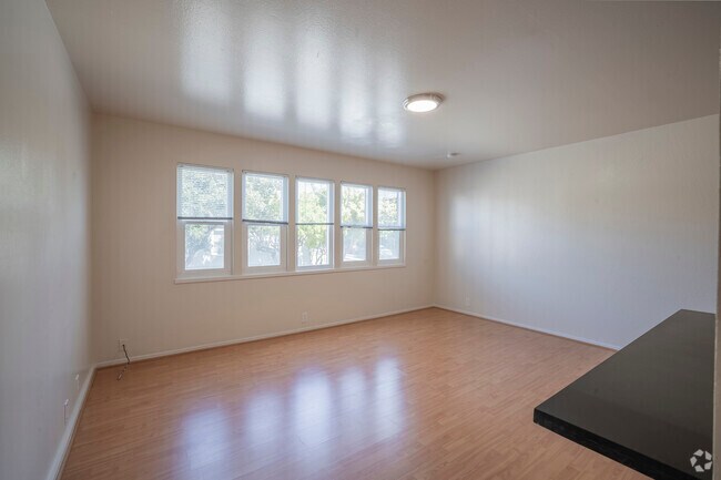 1 habitación, 1 baño - 600 pies cuadrados - Sala de estar - 2500 Dana St