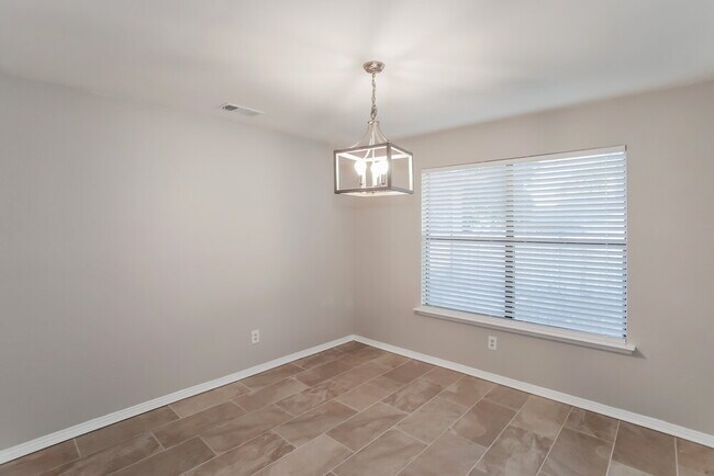 Building Photo - 216 Lantana Dr