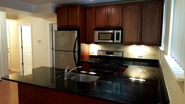 Foto del edificio - 3713 N Kenneth Ave