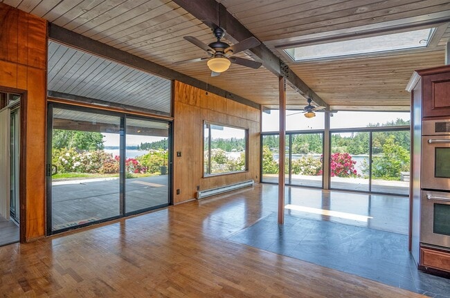 Building Photo - 3-Bed Waterfront Home in Vaughn