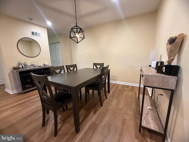 Building Photo - 180 Valley Stream Cir