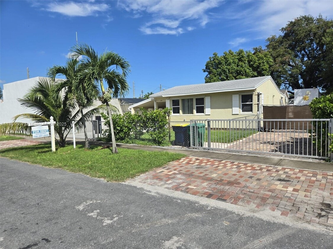 Primary Photo - 330 SW 13th St