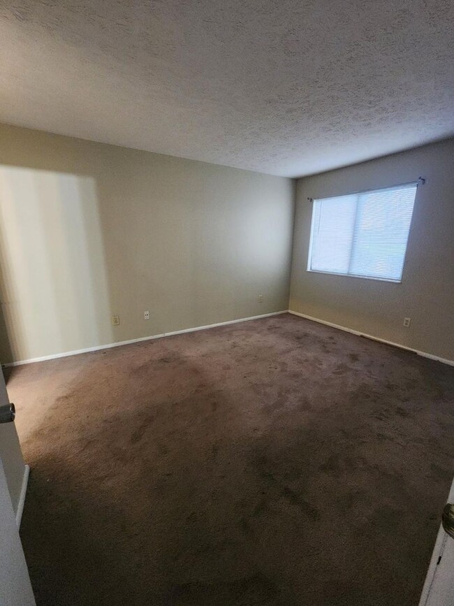 Building Photo - Two Bedroom Condo SECTION 8 WELCOME Near W...