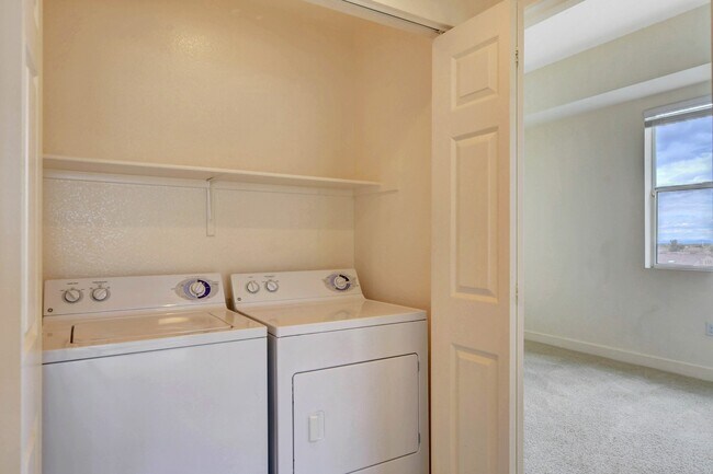 Building Photo - Beautiful top floor condo!