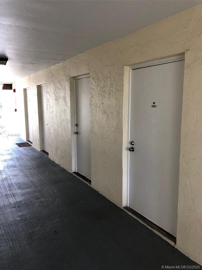 Foto del edificio - 7851 Miller Dr