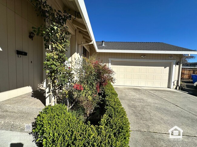 Foto del edificio - 2BD/2BA Duplex, Close to Downtown Sonoma!