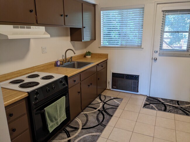 Kitchen - 770 El Camino Ave