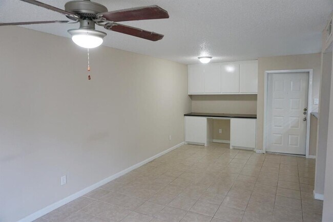 Building Photo - 2818 S Bartell Dr