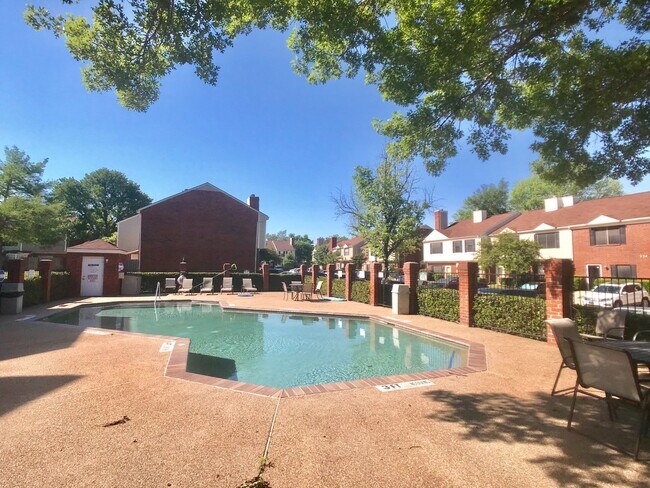 Building Photo - Recently renovated!!!! Community pool
