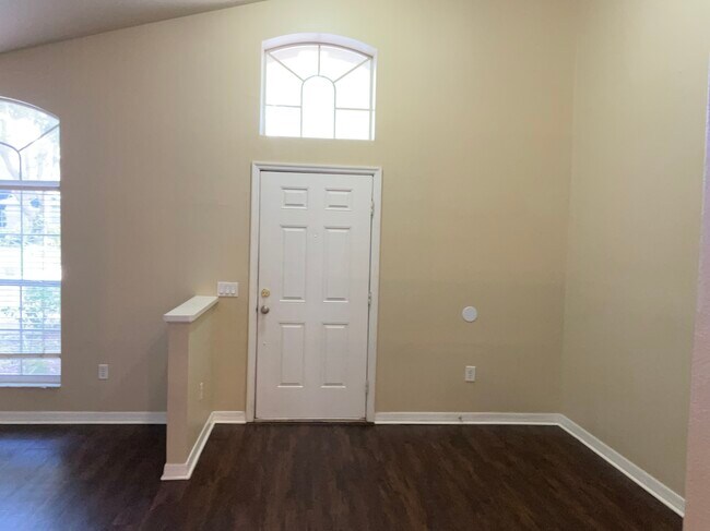 Foto del edificio - 633 Somerstone Dr