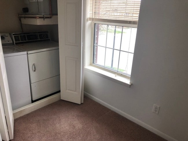 Building Photo - 2nd floor 2 bedroom, 1 bath apartment